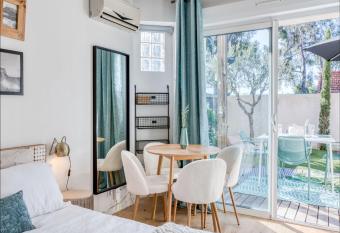 COCOON IN CASSIS has Balcony rooms