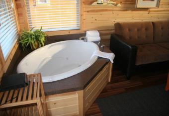 Westport Inn Cabins has rooms with a private hot tub