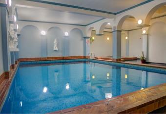 Chatsworth House Hotel allows 18 year olds to book a room