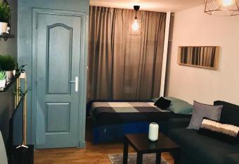 Petit studio cosy allows 18 year olds to book a room