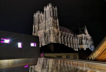 Logement Cosy r  nov   au pied de la Cath  drale avec climatisation allows 18 year olds to book a room