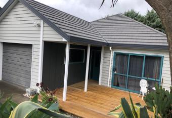 Observation Holiday Home has rooms with a private hot tub