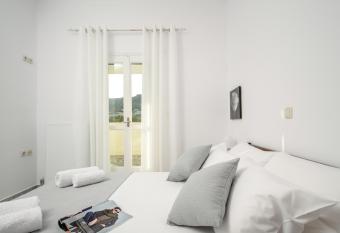 Bernie House has Balcony rooms