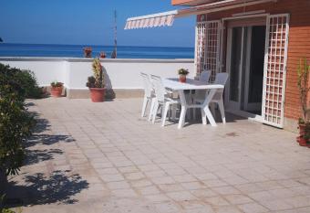 Blu Oceano Casa Vacanze has Balcony rooms