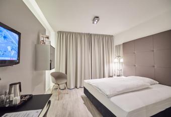 Hotel Amadeus allows 18 year olds to book a room