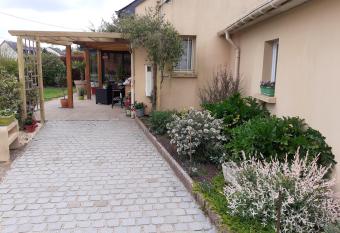 chambre    la campagne allows 18 year olds to book a room