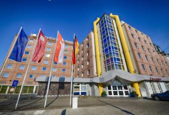 Leonardo Hotel K  ln allows 18 year olds to book a room