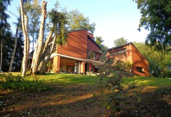 Green Hill Guest House and Apartment allows 18 year olds to book a room