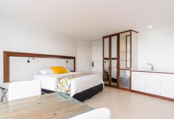 Hotel Santorini has rooms with a private hot tub