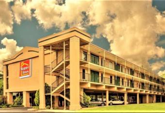 Super Inn Williamsburg has Smoking rooms