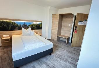 Stadthotel Kassel allows 18 year olds to book a room