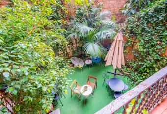 Casa Barcelo Hostel Barcelona has Balcony rooms