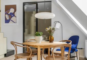 Ap  ron Apartment Hotel allows 18 year olds to book a room