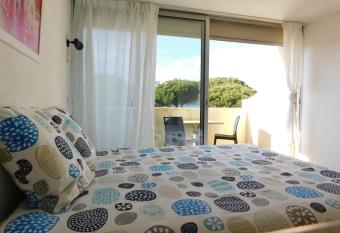 Studio climatis   1    4 personnes vue mer allows 18 year olds to book a room