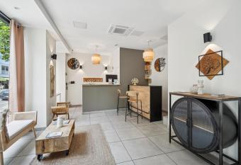 H  tel Le National Clichy Paris allows 18 year olds to book a room