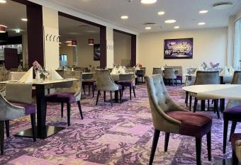 Hotel am Schlo   Apolda allows 18 year olds to book a room