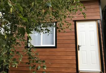 Borde Lago IV - V allows 18 year olds to book a room