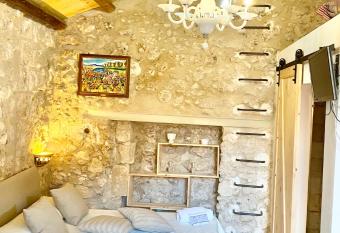 Casa Rurale Noto antica allows 18 year olds to book a room