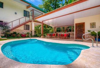 AroCocles (Irene) allows 18 year olds to book a room