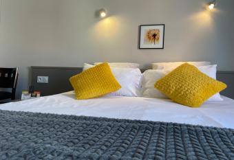 Logis HOTEL CASTEL DE MIRAMBEL allows 18 year olds to book a room