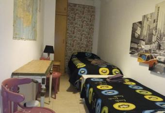 Habitaci  n dos camas centro Gandia allows 18 year olds to book a room