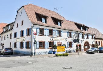 Hotel-Gasthaus  allows 18 year olds to book a room
