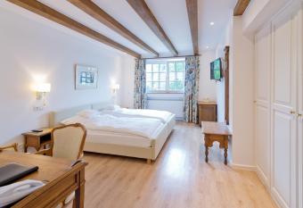 Romantik Waldhotel Mangold allows 18 year olds to book a room