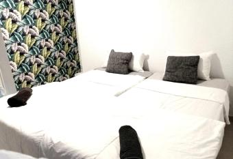 ROOMS IN THE HEART OF ALICANTE! has Balcony rooms