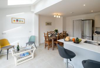 Pinky Cottage has Balcony rooms