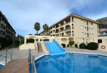 JARDINS DEL MAR 37 allows 18 year olds to book a room