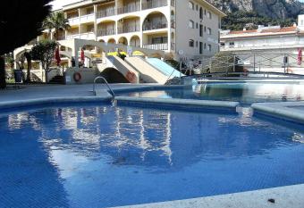 JARDINS DEL MAR 85 allows 18 year olds to book a room