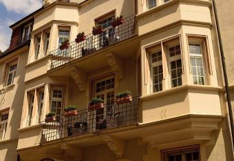 Hotel Minerva allows 18 year olds to book a room