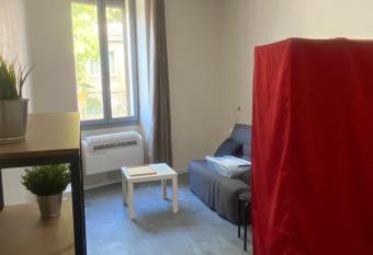 La MAISON D ANTONIN allows 18 year olds to book a room