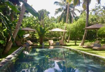 STUTHI VILLA has Balcony rooms