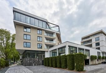 EINSTEIN Hotel am R  merpark allows 18 year olds to book a room