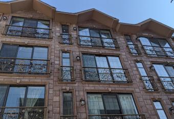 Gorgeous 3 bedroom 2 stops from Times Square and Central Park for Families or Groups with NO SMOKING AND NO PARTIES but Couples and Kids Friendly has Balcony rooms