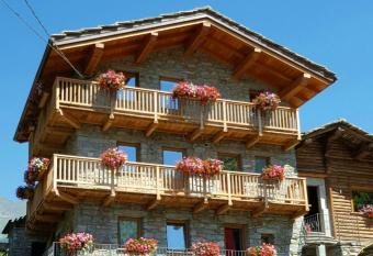 One bedroom chalet with enclosed garden and wifi at Planaz has Smoking/Balcony rooms