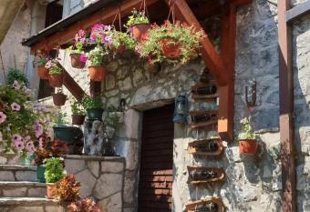 Aleksa has Balcony rooms