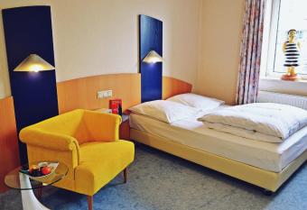 Retro - Art - Hotel L  nen allows 18 year olds to book a room