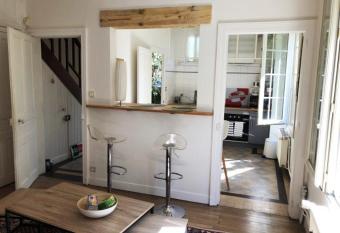 Maison cocooning avec petit jardin privatif has Balcony rooms