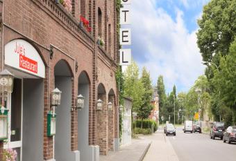 Hotel Dampfm  hle allows 18 year olds to book a room