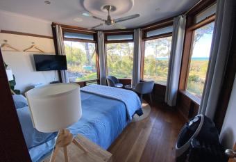 The Pool House - Crescent Head - stunning ocean views, pet friendly allows 18 year olds to book a room