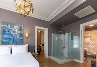 Petros Hotel allows 18 year olds to book a room