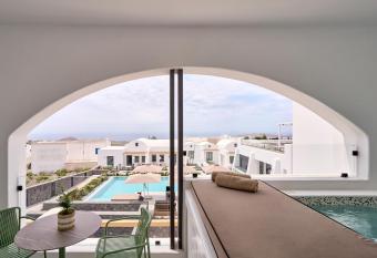 Alleys All-Suite Hotel & Spa has rooms with a private hot tub