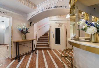 H  tel du Train allows 18 year olds to book a room