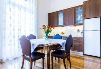 Neoclassical apartment with 3 bedrooms in Piraeus has Balcony rooms