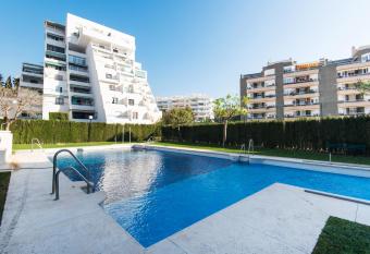 Pets friendly apartment, Next to the Marina and Arroyo de la Miel allows 18 year olds to book a room