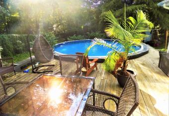 The Cherrywood Estate has Balcony rooms