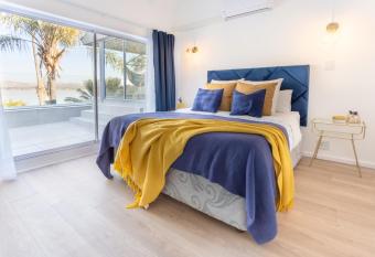 Waterfront Serenity View has Balcony rooms