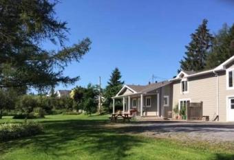 Gite Duchenier allows 18 year olds to book a room